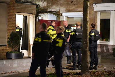 Waalwijkse woning binnengevallen, politie vindt nepwapen