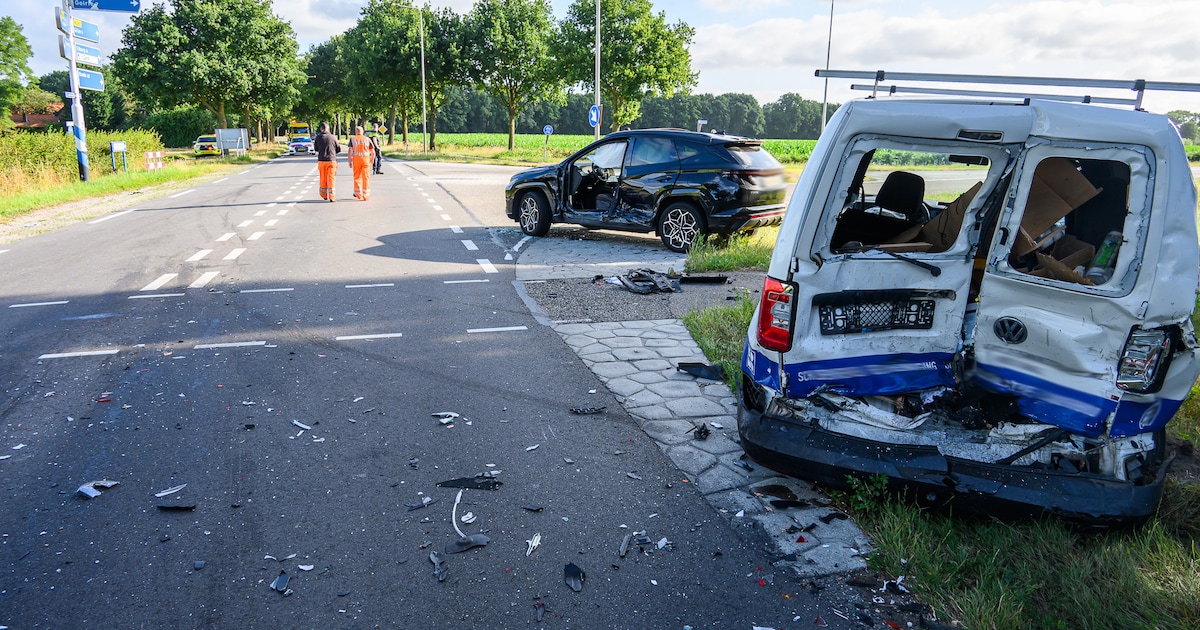 Twee gewonden bij aanrijding in Goor | Bestelbus in brand op N377, afrit Nieuwleusen afgesloten.