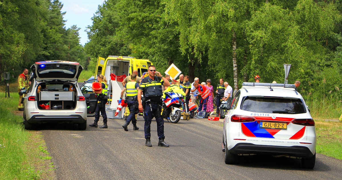 Wielrenner zwaargewond bij botsing op de Eindhovenseweg in Weert, automobilist rijdt door.