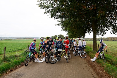 Chaos in Tour of Holland: etappe definitief gestaakt, gevaarlijke situatie met tegemoetkomende wagen