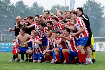 Ontlading in Geffen, spelers duiken publiek in na beslissend