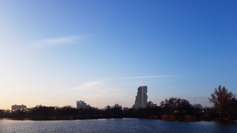 De nieuw skyline vanuit het Bossche Broek met van links naar rechts serviceflat Eikendonck, appartementencomplex de Heun en de nieuwbouw van Van der Valk.