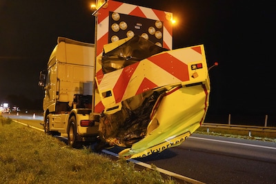 Bestelbus botst tegen pijlwagen op A58 bij Gilze