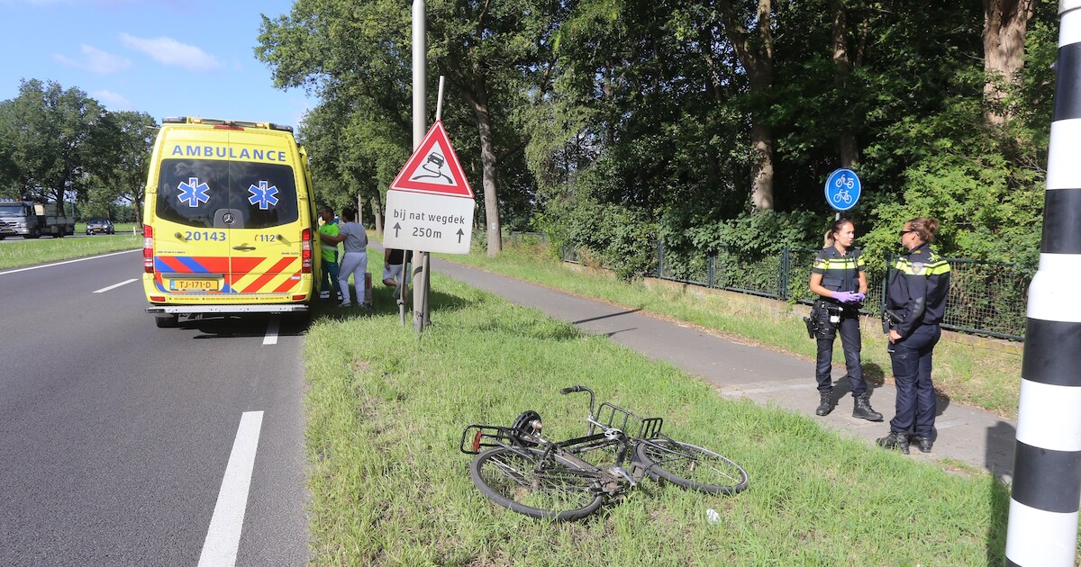 Fietser aangereden op N65 bij Biezenmortel, jongen naar ziekenhuis