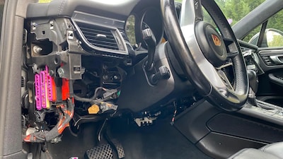 Startmotor uit Porsche gesloopt in Eindhoven: 10.000 euro schade, politie zoekt twee daders op vouwf