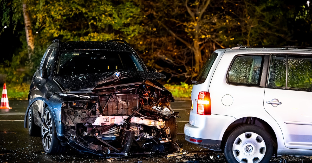 Bestuurder raakt gewond bij botsing op kruising in Tilburg.