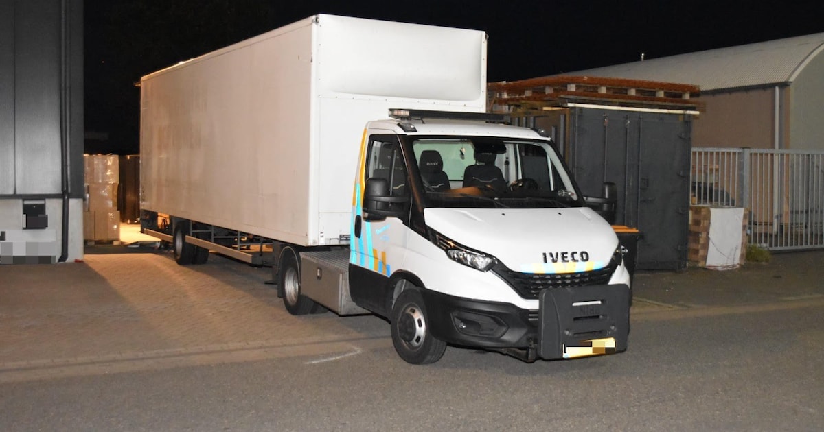 Pallets met dozen meegenomen door douane na inval bedrijfspand in Brakel | 112