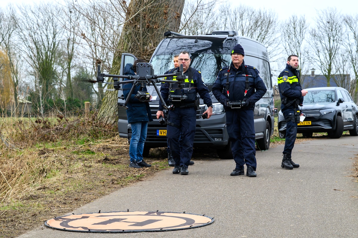 De politie maakt momenteel gebruik van drones om te kijken in welke auto’s vuurwerk van België naar Nederland wordt gebracht.