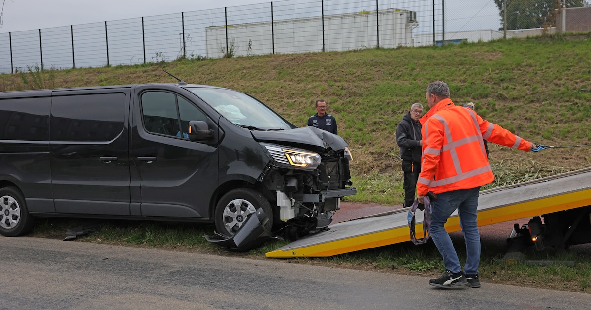 Man rijdt lantaarnpaal uit de grond bij ongeval in Waalwijk.