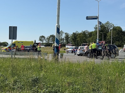Afrit A50 bij Ravenstein dicht na botsing met meerdere auto’s, twee gewonden