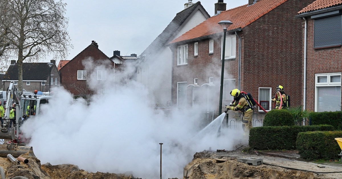 Woningen ontruimd in Boxtel nadat gasleiding in brand vliegt