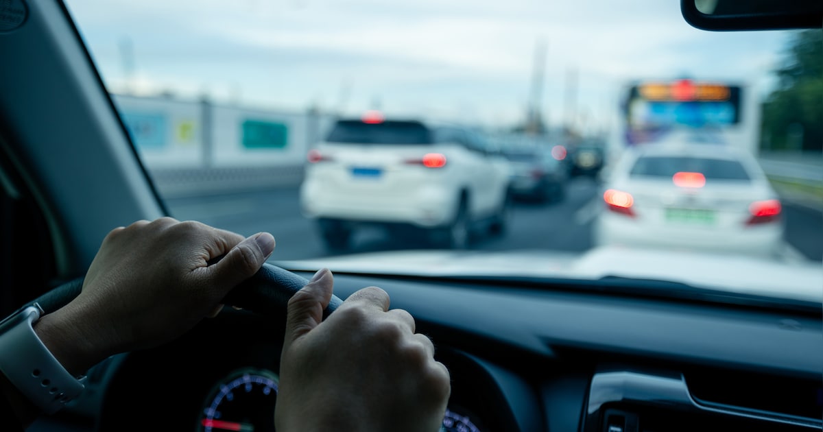 Drie rijstroken van A59 bijna uur dicht na ongeluk bij knooppunt Hooipolder.