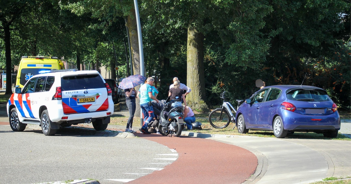 Scooterrijder gewond naar ziekenhuis na ongeval in Oss.