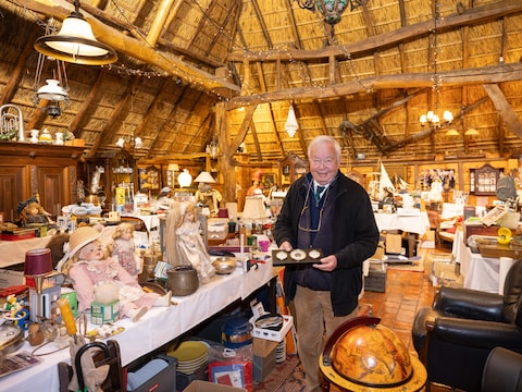 Friso Plantema organiseert in zijn Vlaamse schuur aan huis brocantemarkten, waarvan de opbrengst naar Kika gaat.