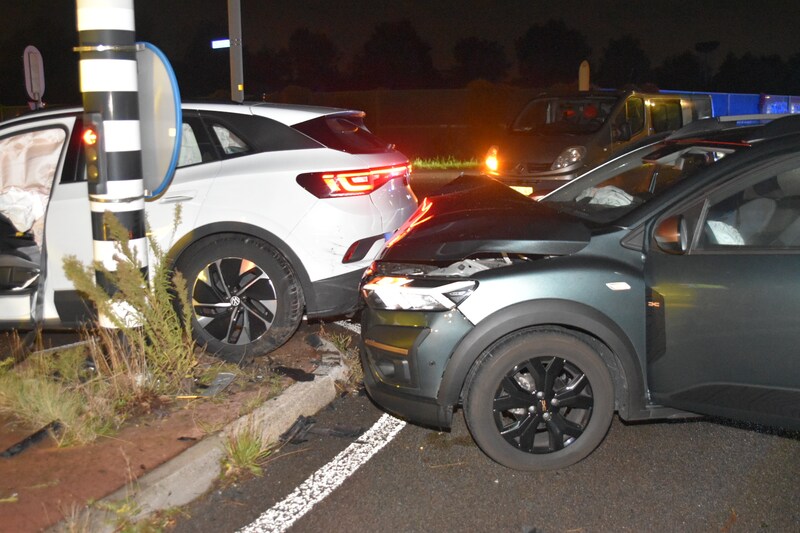 De auto's botsten op een kruising met verkeerslichten op de Van Heemstraweg in Zaltbommel.