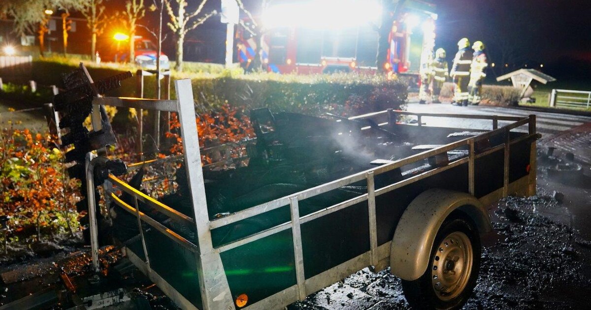 Omstander gewond als vermoedelijk vuurwerk ontploft bij in brand gestoken aanhanger in Poederoijen