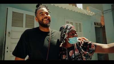 Eindhovenaar maakt film van de zoektocht naar zijn roots: ‘Nu mag ik me een Senegalees artiest noeme