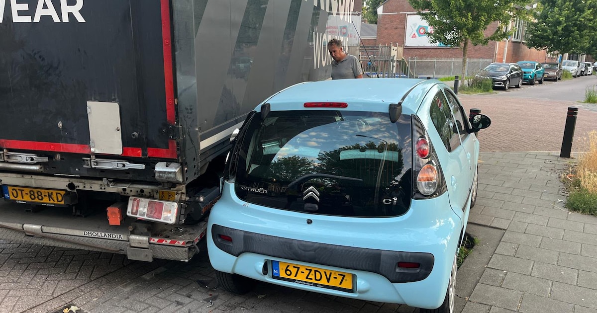 Weer een auto total loss gereden door vrachtwagen in deze Tilburgse wijk, en niemand kijkt er echt v