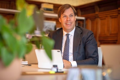 Freek van Genugten moet zich ‘bijna in vieren delen’, maar geniet volop van zijn rol als burgemeeste