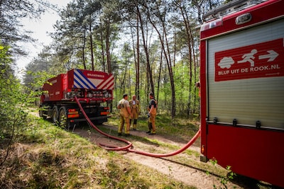 Wéér laait vuur op in bossen bij Oostelbeers, brandweer schaalt op