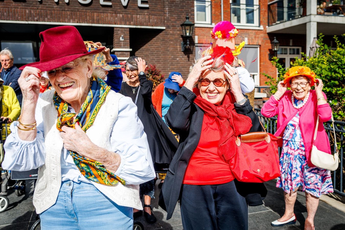 hoedjes-tegen-krullen-en-de-zon-bij-de-leyhoeve-heeft-iedere-dame-zo