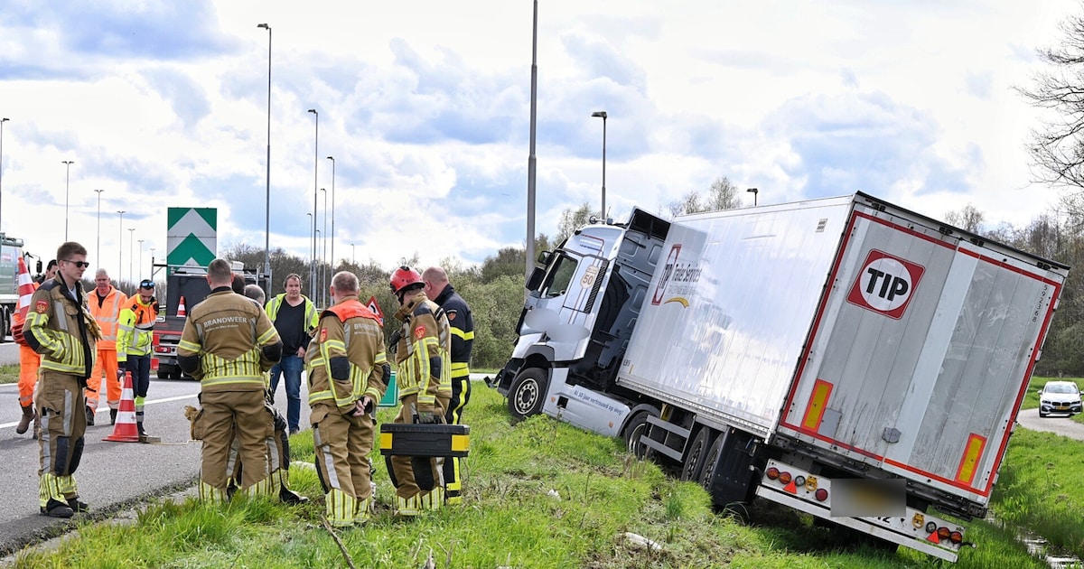 Vrachtwagen vol tv’s raakt van de weg bij Berkel-Enschot, afrit was even afgesloten