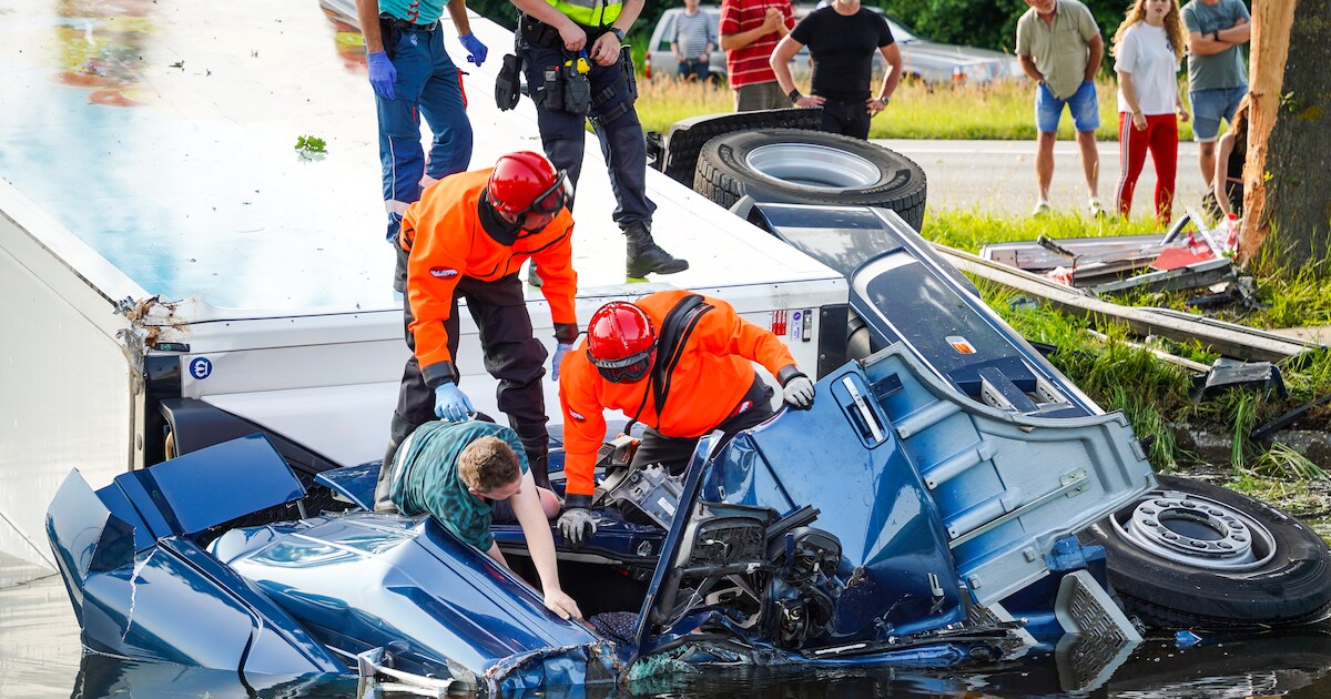 Als zijn cabine volloopt met water, weet Jeffrey genoeg en laat een ...