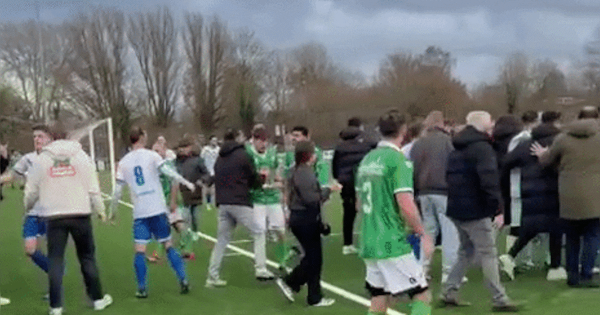 Teammanager krijgt rake klappen van tegenstander: ‘De beelden zijn extreem’