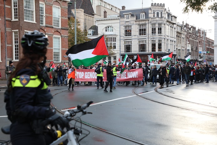 De politie begeleidt de demonstratie.