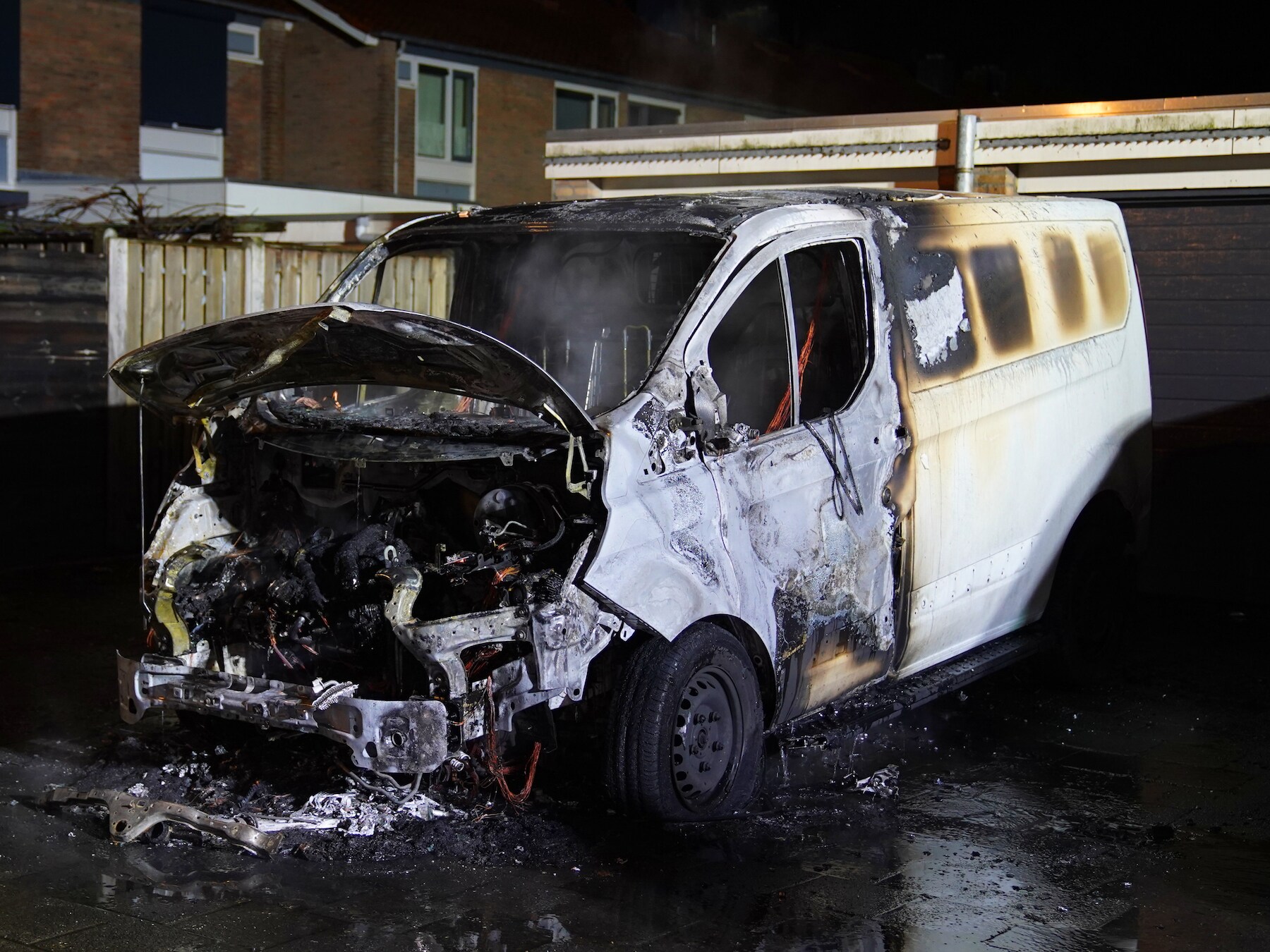 Bestelbus brandt volledig uit in Den Bosch, brandstichting niet uitgesloten