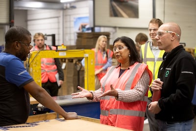 Minister Paul is voor bezoek aan Ergon-medewerkers even terug bij DAF, waar haar vader vroeger werkt