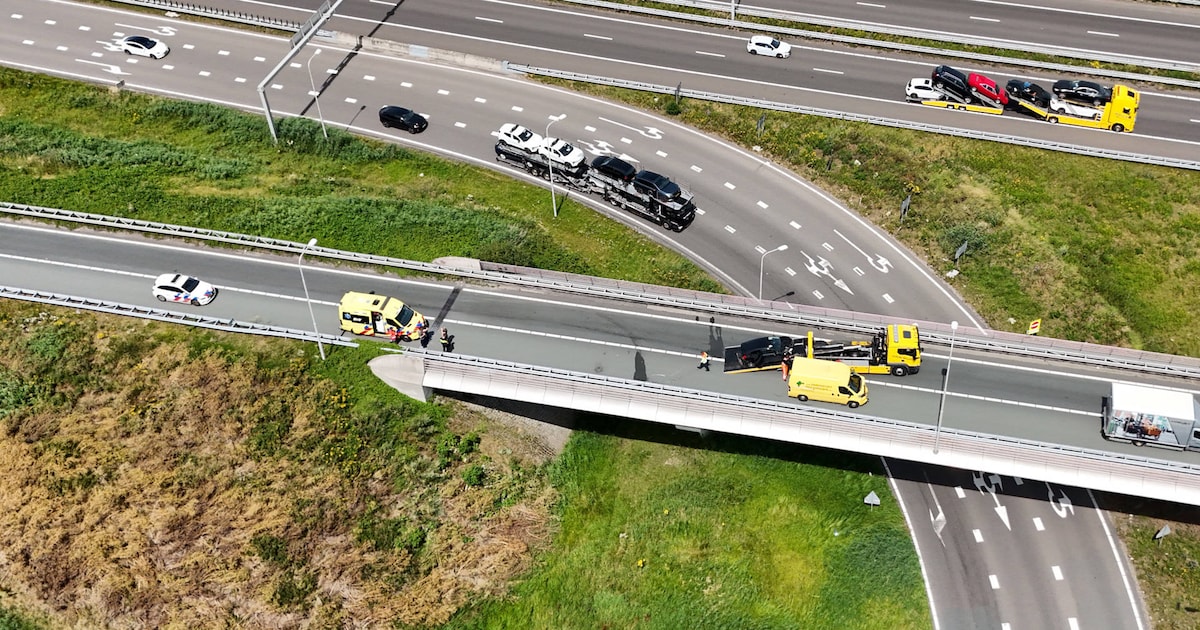 Drie voertuigen botsen op fly-over naar A59 bij Waalwijk: één bestuurder naar ziekenhuis