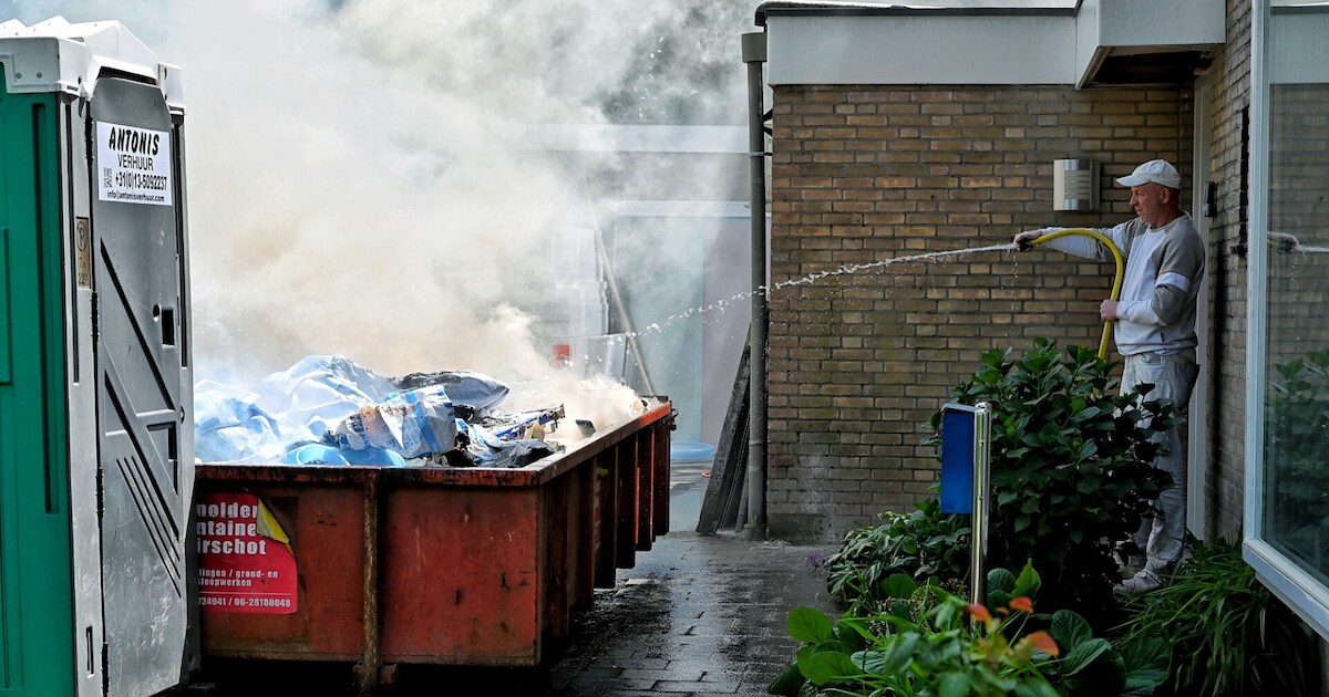 Bouwvakkers schieten te hulp bij containerbrand in Berkel-Enschot