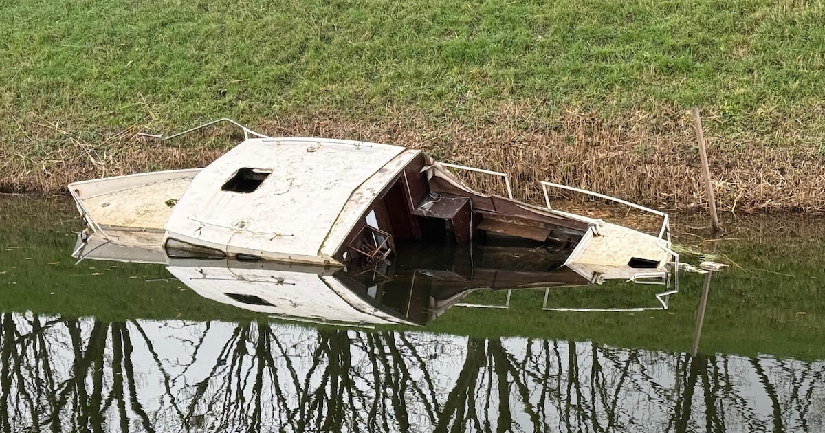 Politie rukt uit voor ‘voertuig te water’ in Den Bosch: blijkt half gezonken boot