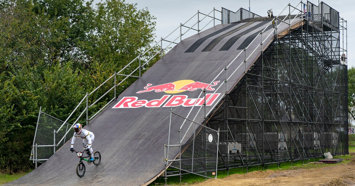 Klein Tokio in Ammerzoden: Twan van Gendt bouwde zijn eigen replica van de Olympische BMX-baan