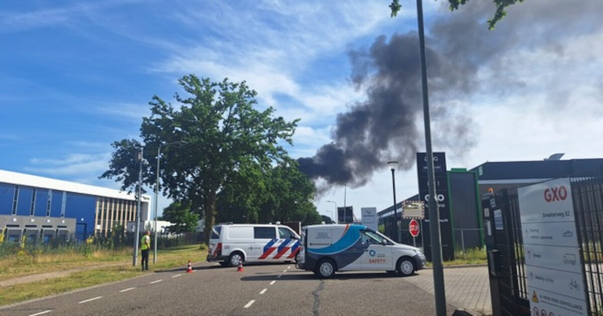 Veel rook bij zeer grote brand op dak van verffabrikant in Venray