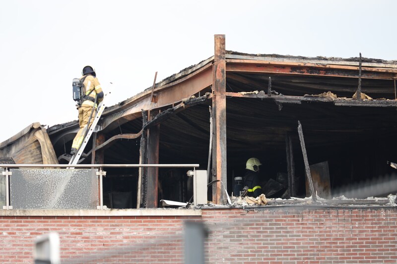 De brandweer blust maandag nog na in Werkendam. Zondag ging het hier gruwelijk mis.