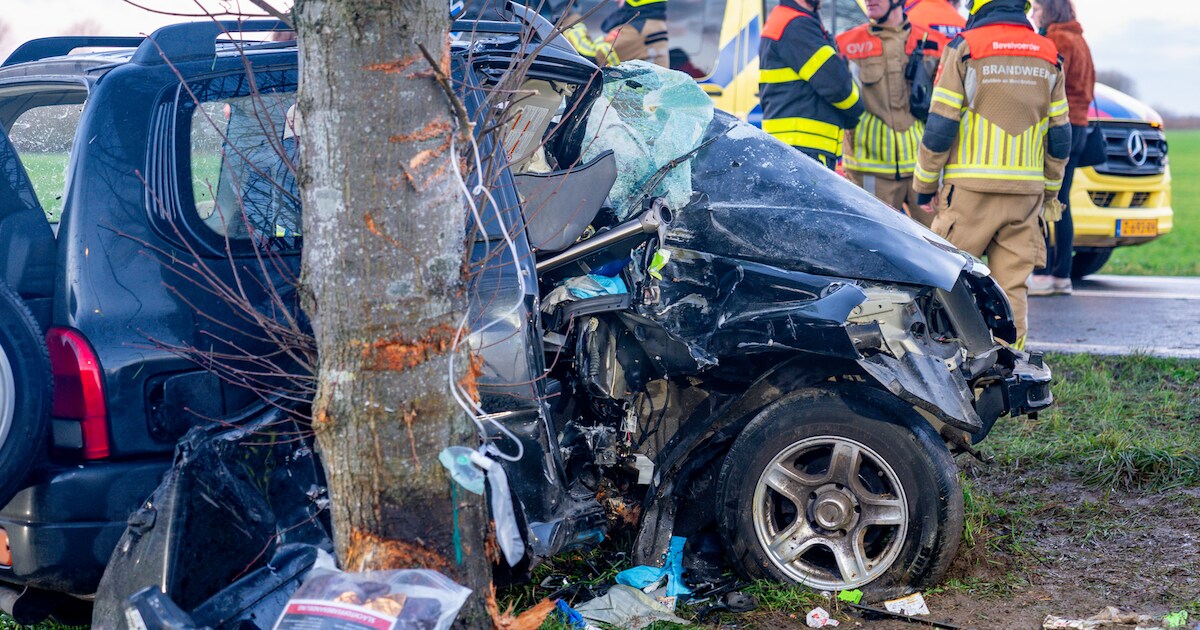 Auto rijdt van gladde weg af in Almkerk, beknelde bijrijdster (17) raakt zwaargewond