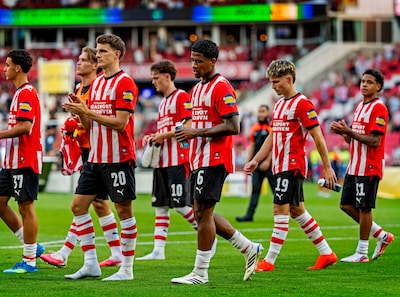Bij PSV hangen op het veld de kopjes na de zeperd tegen AZ: een positieve impuls én kritische blik i