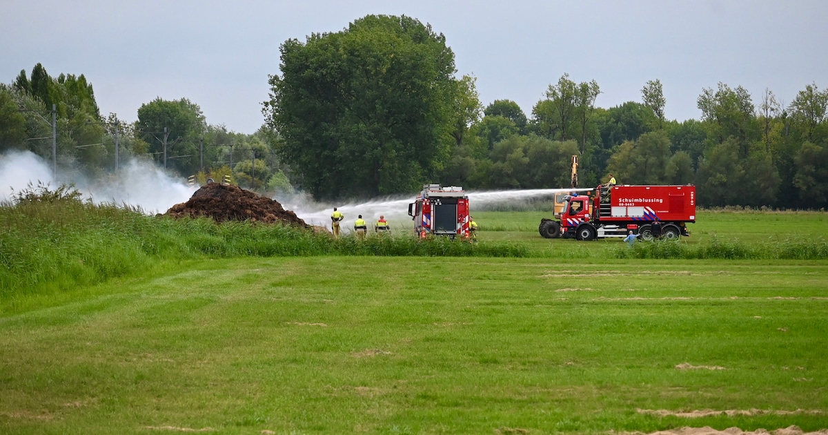 Afval in brand aan Tiendweg in Rhenoy