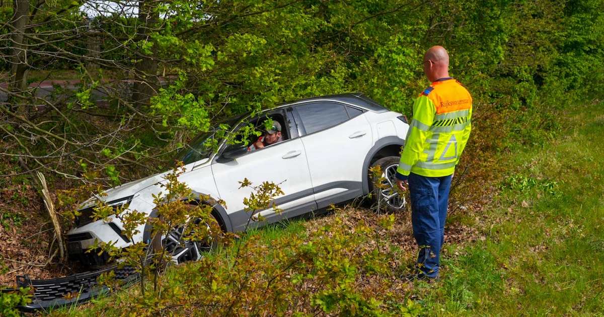 Auto belandt in de sloot langs de A59 bij Geffen, bestuurder met ambulance mee