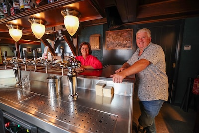 Ze gaan nooit met elkaar op vakantie, maar zijn hun café nog lang niet beu: Frans en Petrie runnen c