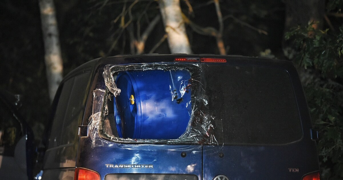 Busje met mogelijk drugsafval gevonden in Ulicoten, deel camping Ponderosa tijdelijk ontruimd