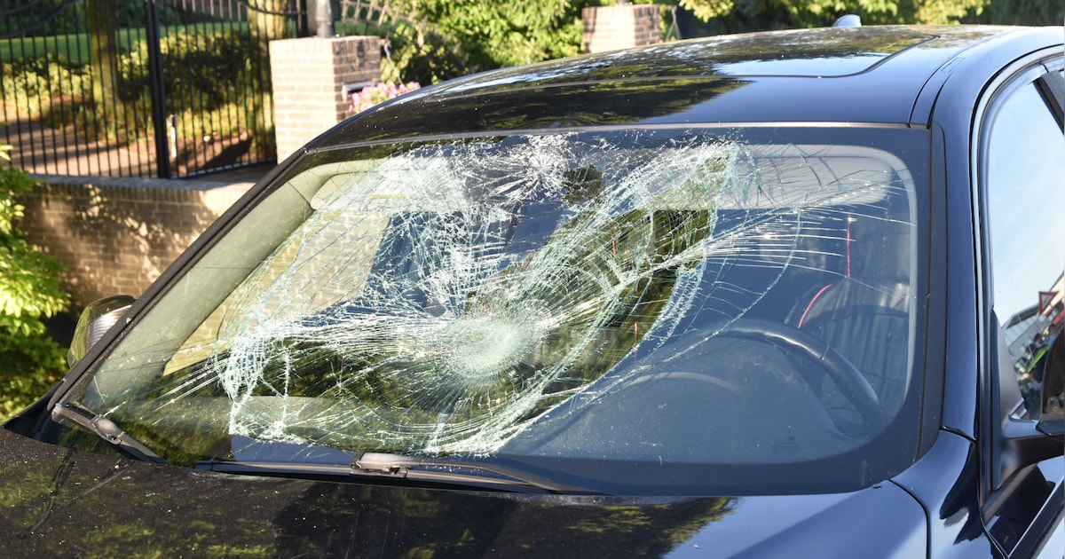 Fietser belandt op motorkap van auto na botsing in Zuilichem