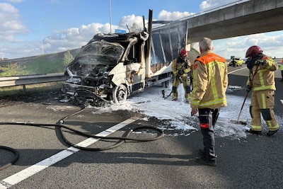 Vrachtwagen vliegt in brand bij knooppunt Batadorp; twee rijstroken dicht op A2