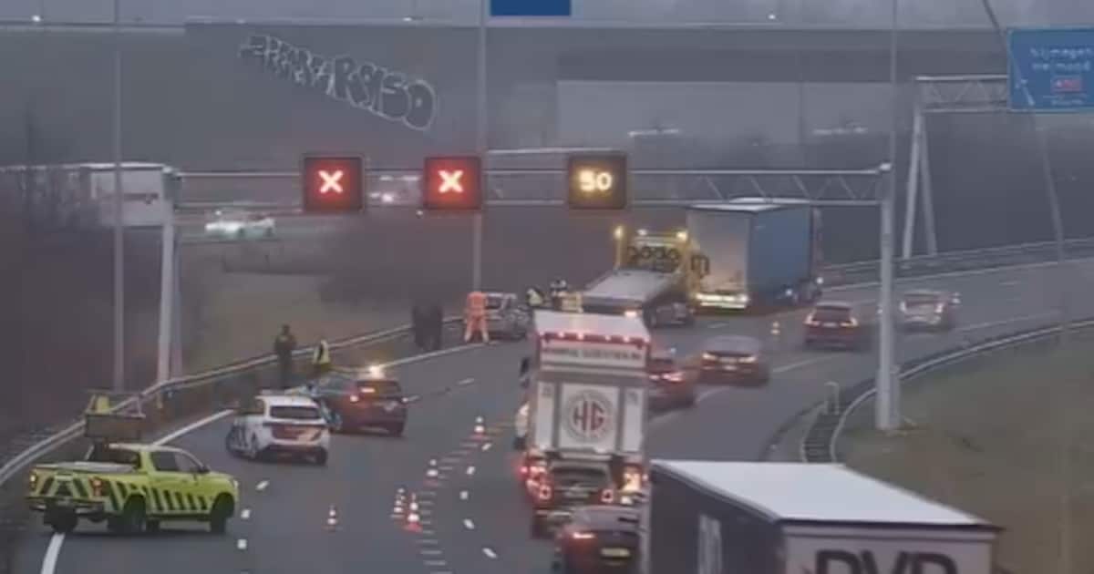 Ongeluk op de A2 bij Eindhoven, twee rijstroken bijna uur lang dicht