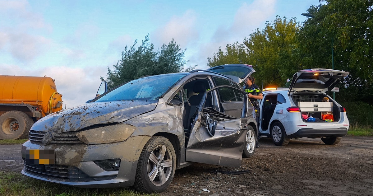 Portier hangt los aan auto na botsing tussen personenauto en tractor in Oijen.