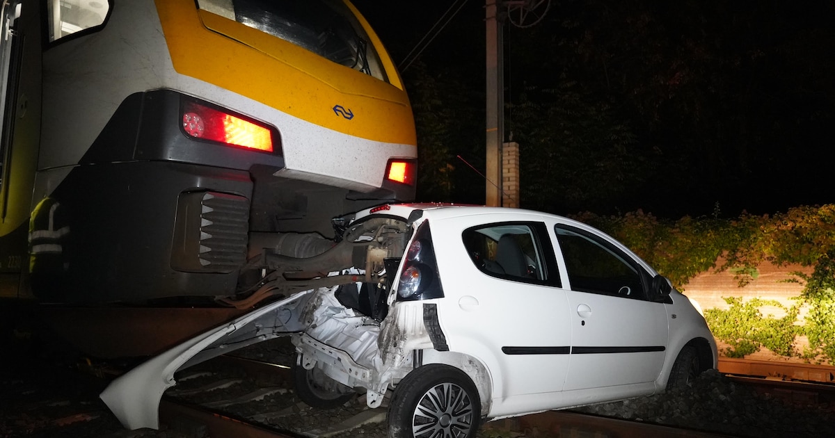 Trein ramt auto op het spoor bij Boxtel, treinverkeer ligt stil | 112 nieuws Boxtel