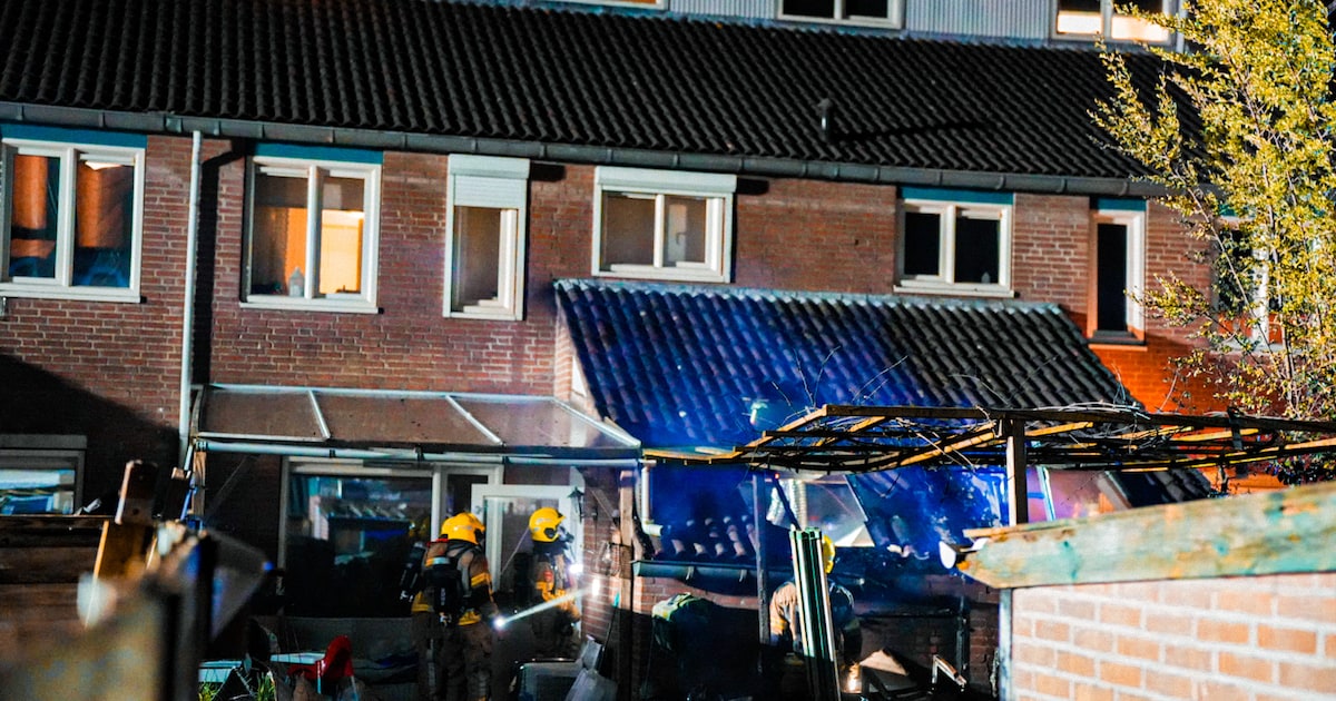 Midden in de nacht breekt brand uit in woning Dongen, brandweer haalt bewoner naar buiten