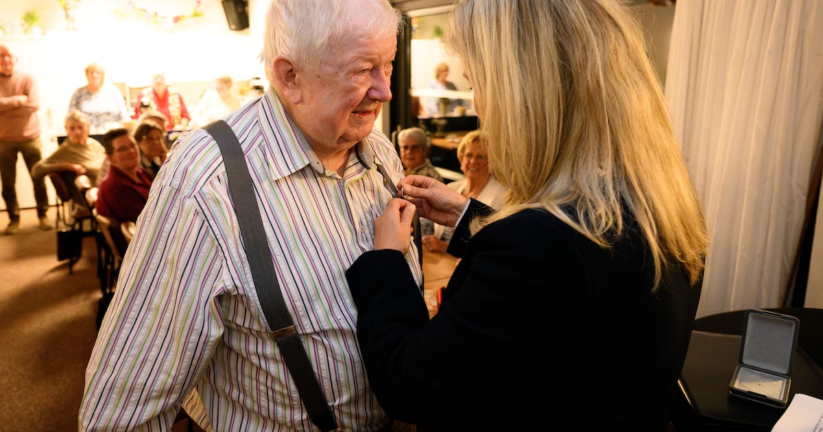 Piet (82) krijgt na pittige tijd een onverwacht eerbetoon voor zijn tomeloze inzet: ‘Dit is heel moo